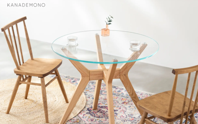 ガラステーブルで広々空間を演出、ぬくもり感のある無垢材との相性抜群！