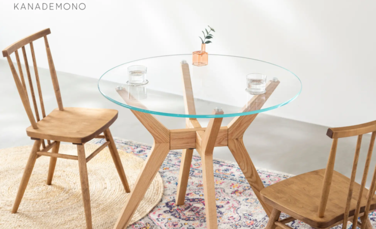 ガラステーブルで広々空間を演出、ぬくもり感のある無垢材との相性抜群！
