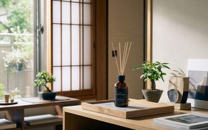 【JALラウンジの香りを自宅で】プロモツールが「JALオリジナルラウンジアロマ」リードディフューザーを製品化！上質な癒やし空間をつくるインテリア香りの取り入れ方